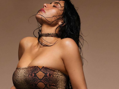 Ким Кардашьян показала сочную фигуру в мини-бикини из змеиной кожи